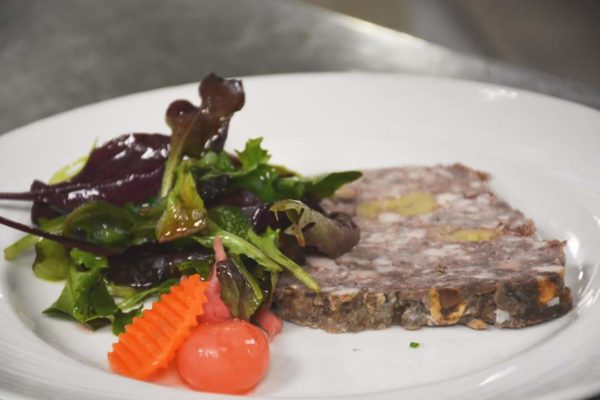 Terrine de campagne façon grand-mère, pickles de légumes