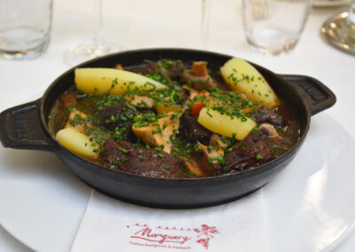 Civet de biche servi en cocotte, pommes de terre tournées, carotte et champignon