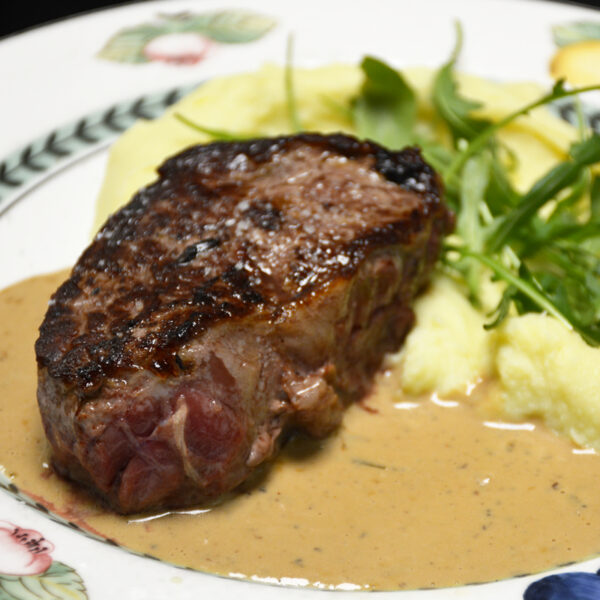 Faux-filet charolais sauce poivre, mousseline de pommes de terre rattes