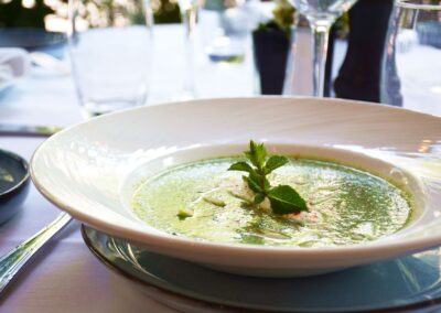 Gaspacho de concombre, chèvre frais, menthe et avocat