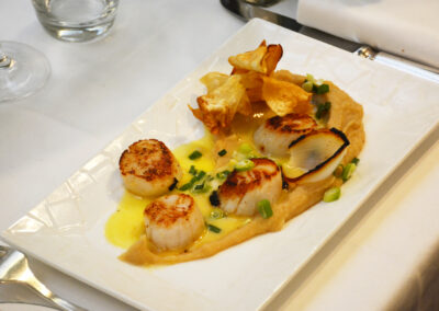 Noix de Saint-Jacques de la Baie de Seine poêlée, mousseline et chips de céleri, émulsion au fruits de la passion