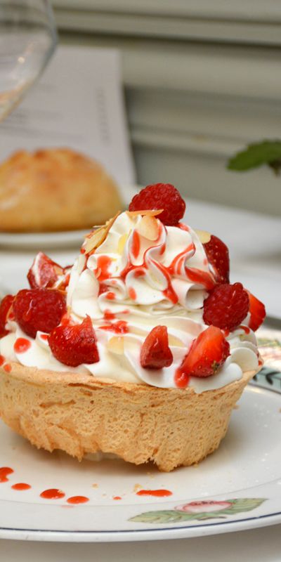 Des fraises et des framboises françaises, crème chantilly Des fraises et des framboises françaises, crème chantilly