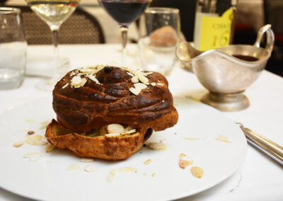 Profiterole à la glace noisette de la Maison Pedone